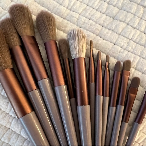 Lot M.I.A.Massiel Wing Me Bronze Soft Tip Makeup Brush Super Set 17 Brushes NWT - Picture 4 of 5